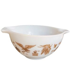VINTAGE PYREX #441 1 1/2 PT CINDERELLA BOWL 'AMERICAN EAGLE'